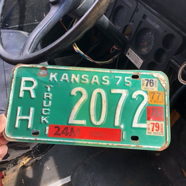 画像1: 70s Vintage American License Number Plate / KANSAS 2072 (M717)