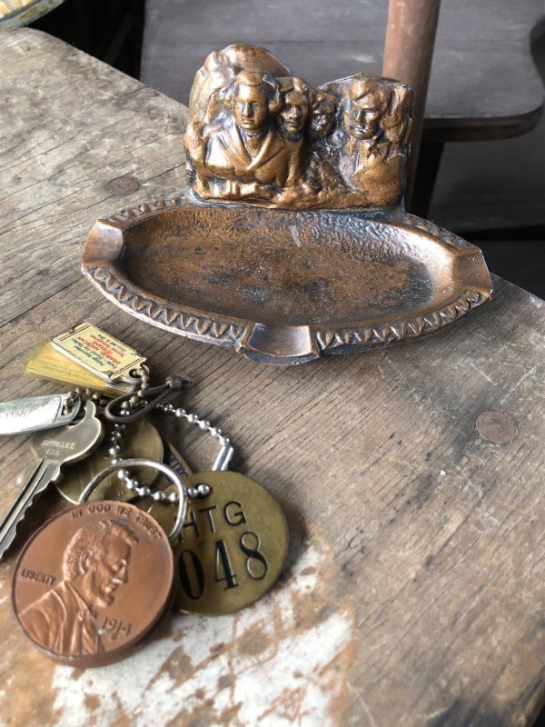 画像1: Vintage Souvenir Metal Tray Ashtray Mount Rushmore (R038)