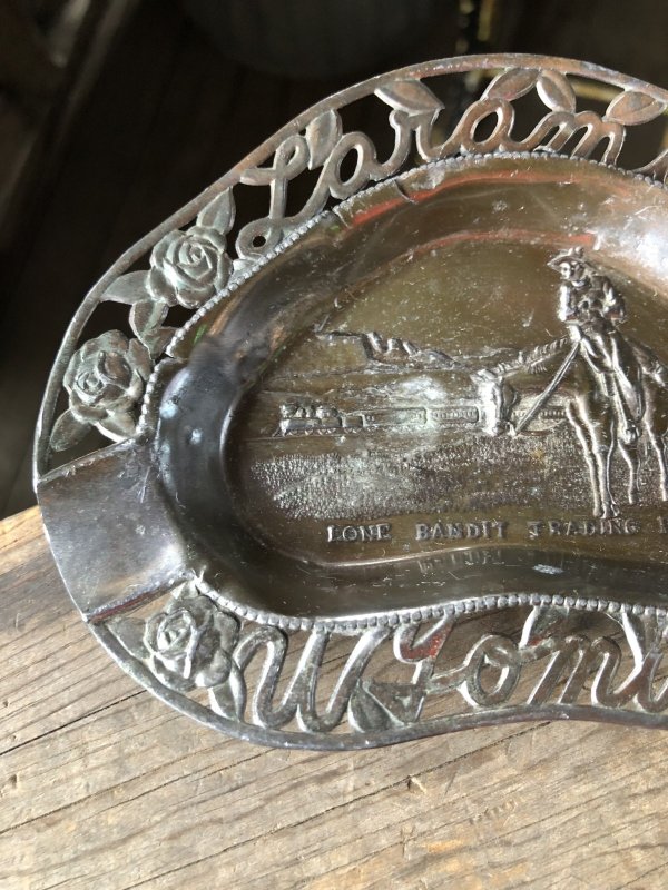 画像2: Vintage Souvenir Metal Tray Ashtray LONE BANDIT TRADING POST (R034)