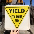 画像1: 70s Vintage Cardboard Sign YIELD (B291) (1)