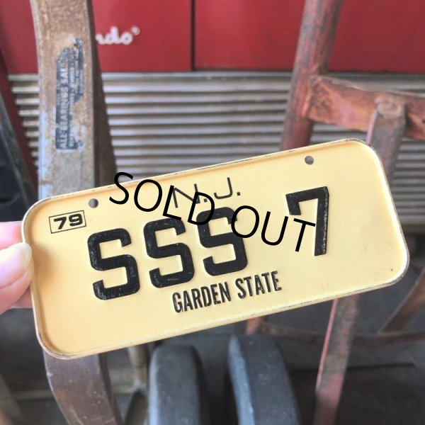 画像1: 70s Vintage Bicycle License Plate 1979 N.J. SSS 7 GARDEN STATE (M102) (1)